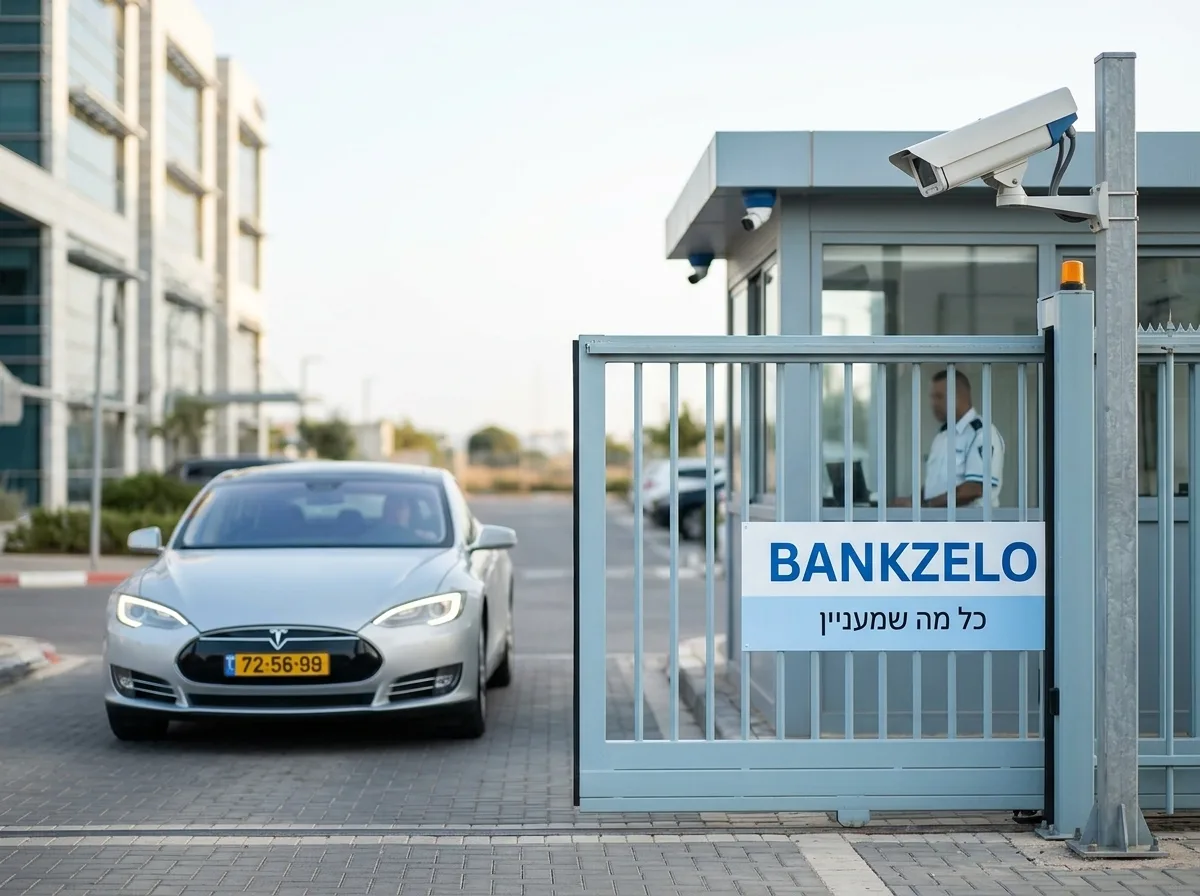 צילום ריאליסטי של רכב מתקרב לשער חשמלי מסחרי, מצלמת זיהוי לוחיות רישוי LPR מותקנת על עמוד, עומק שדה רדוד, אור שמש בוקר